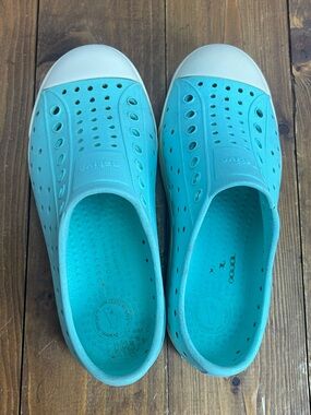 Native shoes turquoise Jefferson style foam shoes size c12